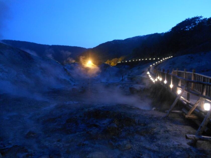 登別温泉に宿泊したなら、ぜひ夜間の登別地獄谷散策をしてください。空模様や時間帯によって変わる幻想的な風景はリピート必至です
