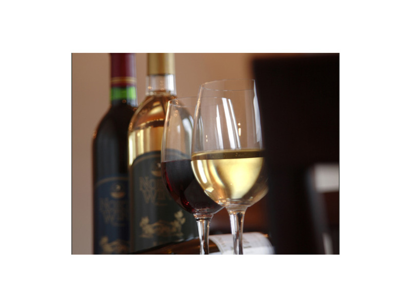 手造り「ワイン工房」で醸造・販売しているワインは世界各地の葡萄果汁を使い、産地別で20種（ハーフボトル・750円～）