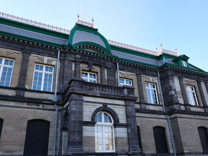 日本における西洋建築の先駆者・佐立七次郎氏による設計。蒸気暖房や防火用シャッターなど、当時の最新の技術と設備が随所に見受けられます