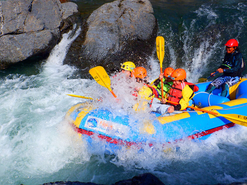 スリル満点！楽しい「ラフティング」に挑戦。穏やかだったり、激流だったり、美しい景色に包まれたりの、約7kmの川の旅