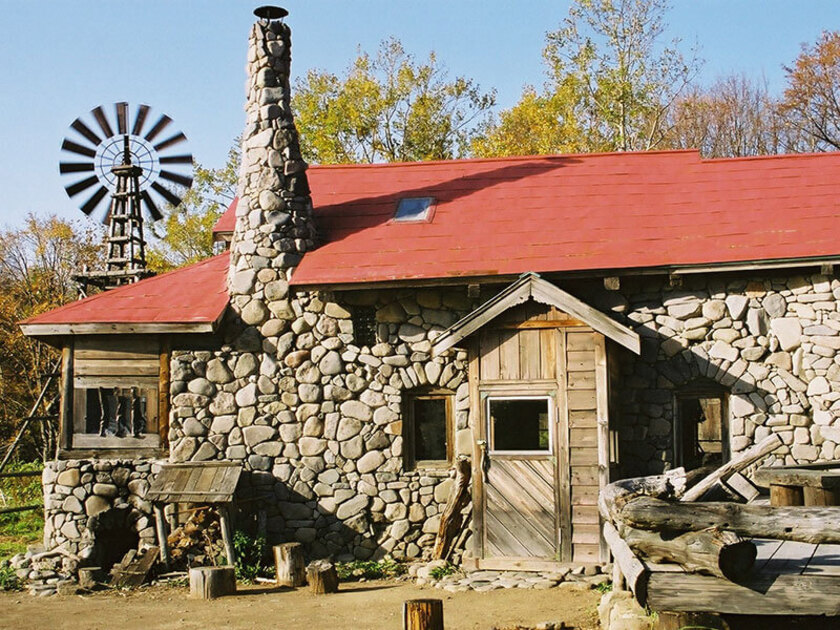 赤い屋根と風車がひときわ目をひく「石の家」