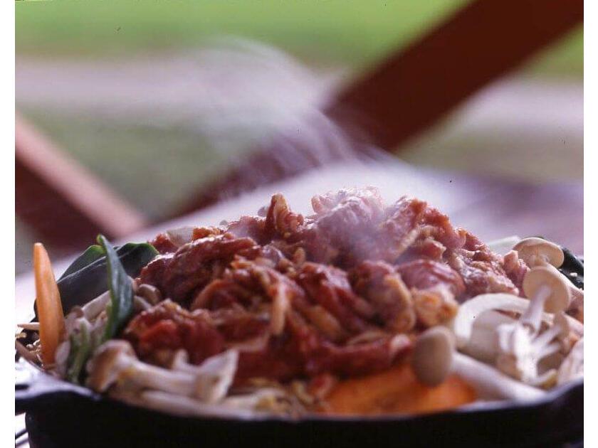 羊肉は、タレに漬け込んだタイプではなく、肉の美味しさをストレートに味わえる生肉タイプ。食べやすく女性にも人気です