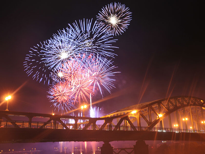 夏の夜空を鮮やかに彩る道新納涼花火大会
