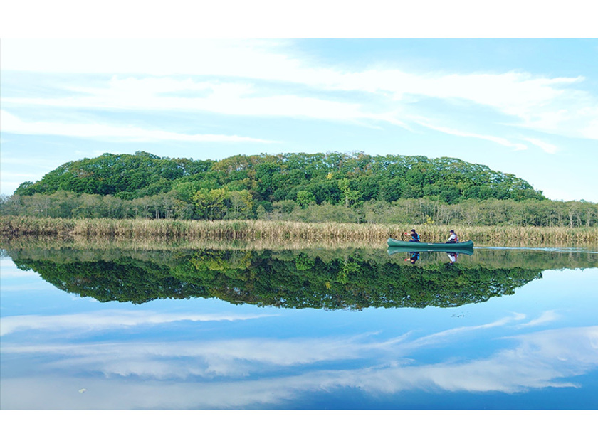 ラムサール条約登録湿地である別寒辺牛川でのカヌーツーリングは大自然との一体感が味わえます