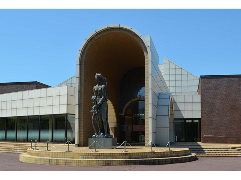 五稜郭公園近くの、独創的なデザインが目を引く美術館。アーチ形のエントランス前に立つのはブールデル作「自由」