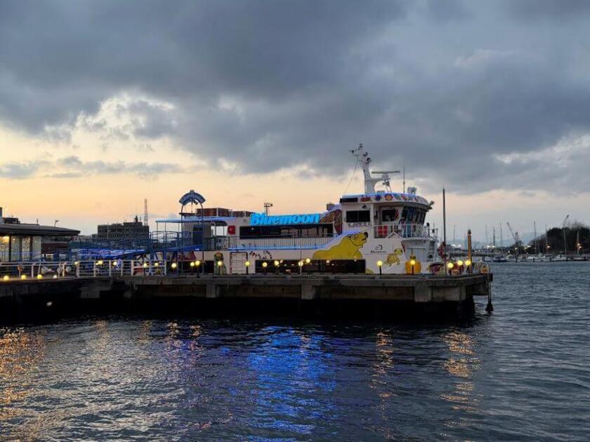 函館港内を周遊するクルーザー「ブルームーン」