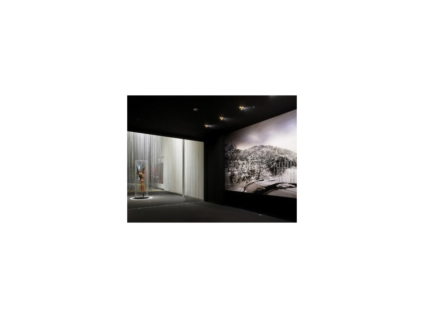博物館入口。墨絵のような嵐山の写真が雰囲気を醸し出しています