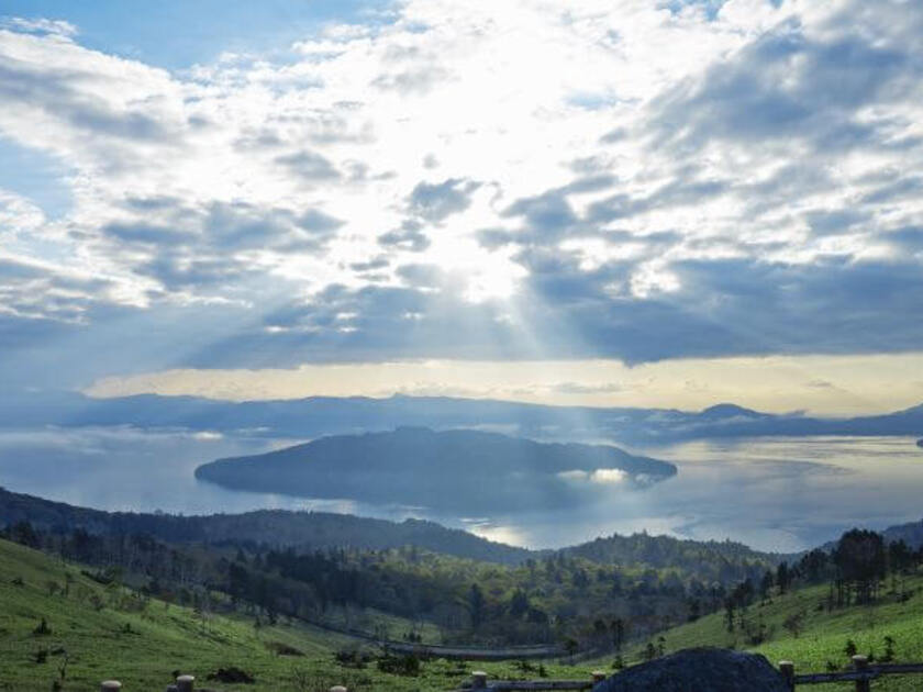 標高は525m、頂上からの眺望は壮大無比。眼下に屈斜路湖が広がる景勝地