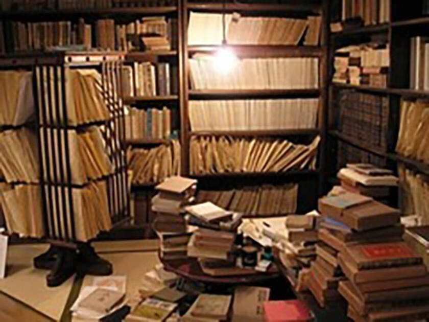 昭和30年代初め頃の伊藤整の書斎を当時の写真や遺族の方からの証言などを参考にして再現しています。作家の日常をかいま見ることができます