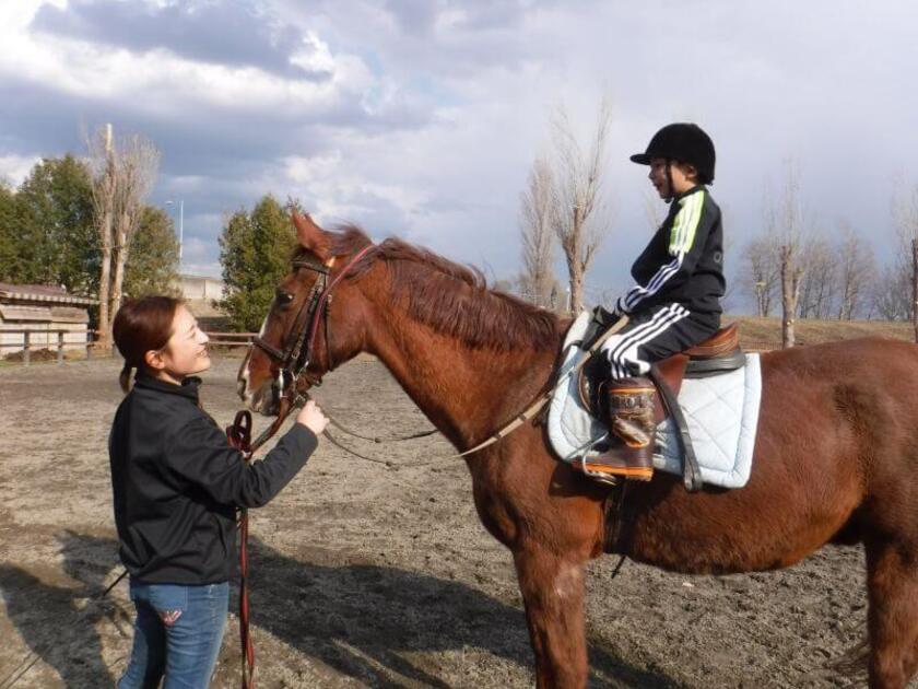 乗馬は騎乗バランスをとることで普段使わない筋肉を使うので、年齢や体力に関係なく運動できるスポーツです