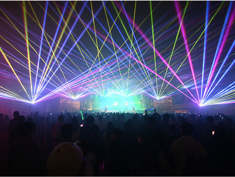 霧に包まれる夜空を色鮮やかに彩るレーザーショー