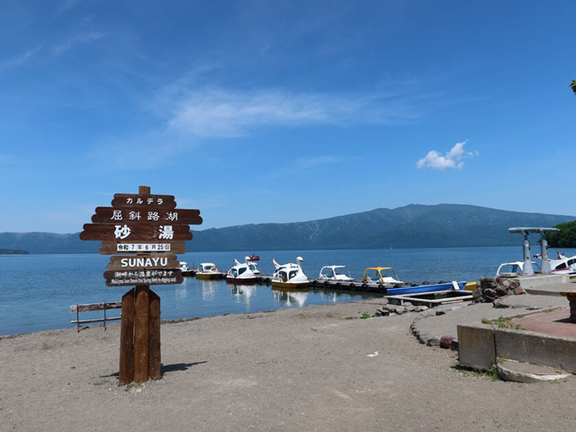 砂湯の夏の風景。砂を掘れば温泉という不思議な露天風呂に、年中多くの人が訪れます。スワン形の足こぎボートは500円から利用できます