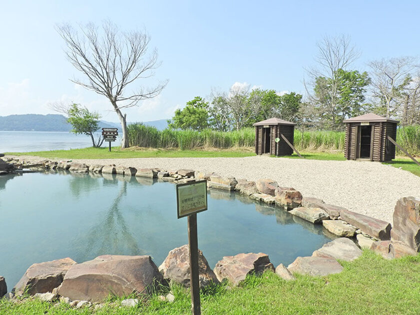 湖岸から湧き出す温泉を囲って作った湯船