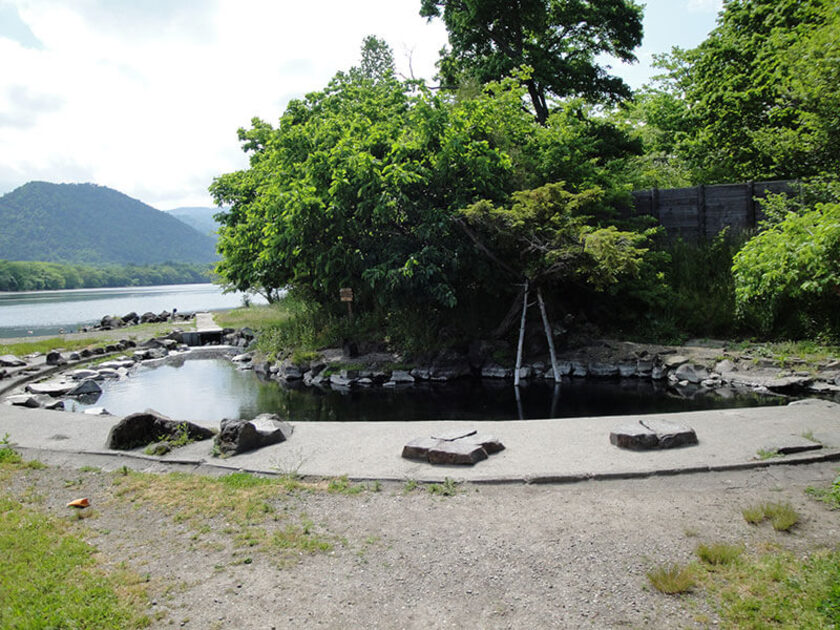 底の玉砂利からお湯が湧き出ています