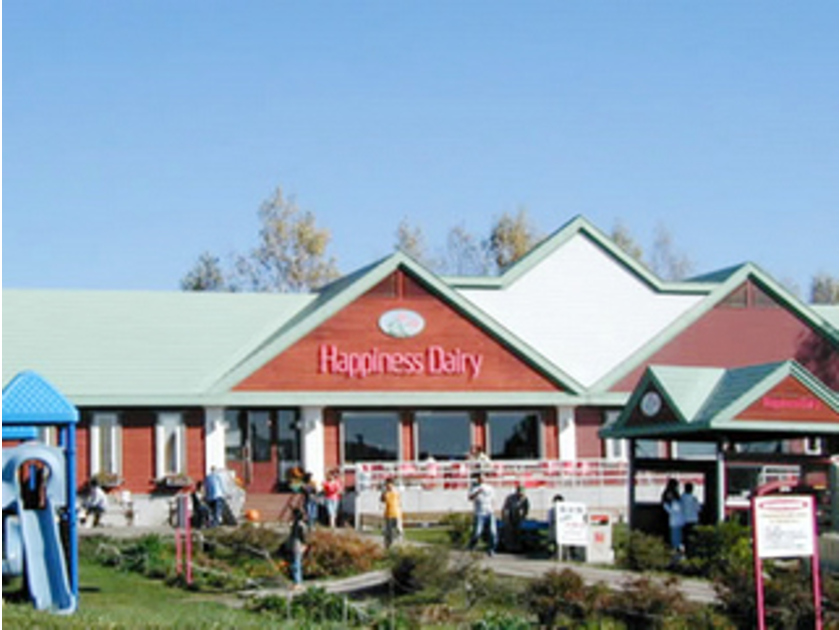 JR池田駅から東へ車で5分ほどに位置する、茶色の壁のカントリー風な店舗。敷地内には100台ほど停められる駐車場も完備しています