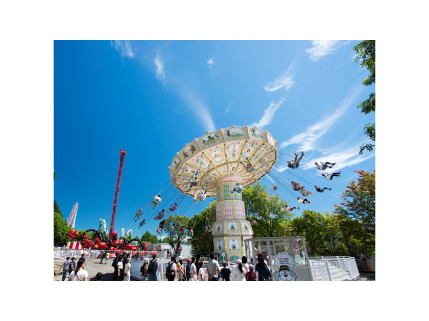 山の中に突然現れる広大な遊園地では、ジェットコースターを含むバリエーション豊富なアトラクションが楽しめます