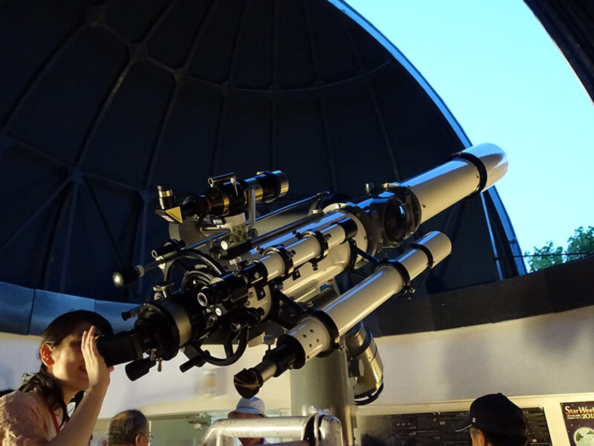 天文現象に合わせて観望会を催すことがあります（写真は火星観望会の様子）