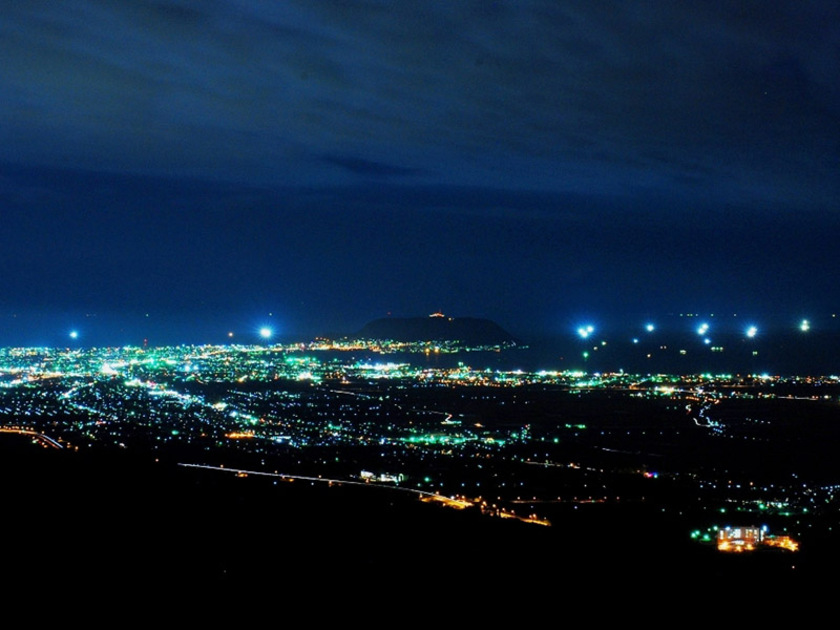 城岱スカイライン頂上付近駐車場から眺めた「裏夜景」。「裏夜景」スポットは、ほかにも函館市内やその周辺に数か所あります