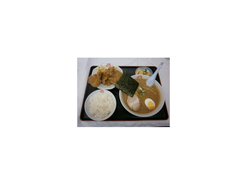おすすめは、だるまやオリジナルの「どろラーメン」。高圧をかけたトンコツから抽出されたゼラチン質の旨みを特製の醤油だれにブレンドした、まろやかでコクのある逸品です