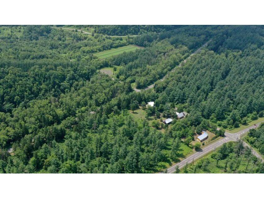 十勝岳の麓、白金温泉へ向かう途中、カラ松と白樺に囲まれた閑静な森の中に建つ「皆空窯」