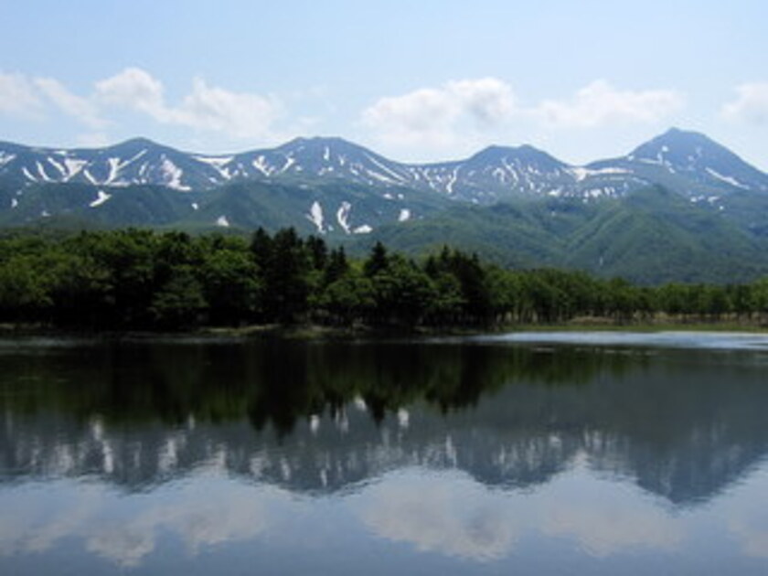 湖面には知床連山のさかさまの景色が写っていて、大変幻想的でため息必至な風景を楽しめます